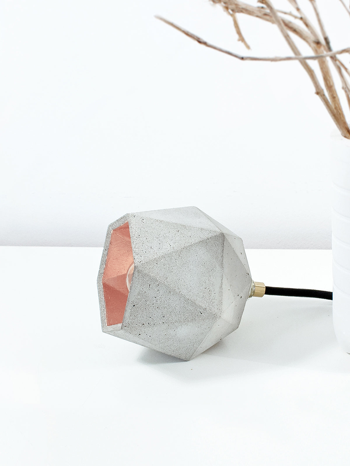 [T2] Triangular Floor/ Table Spot