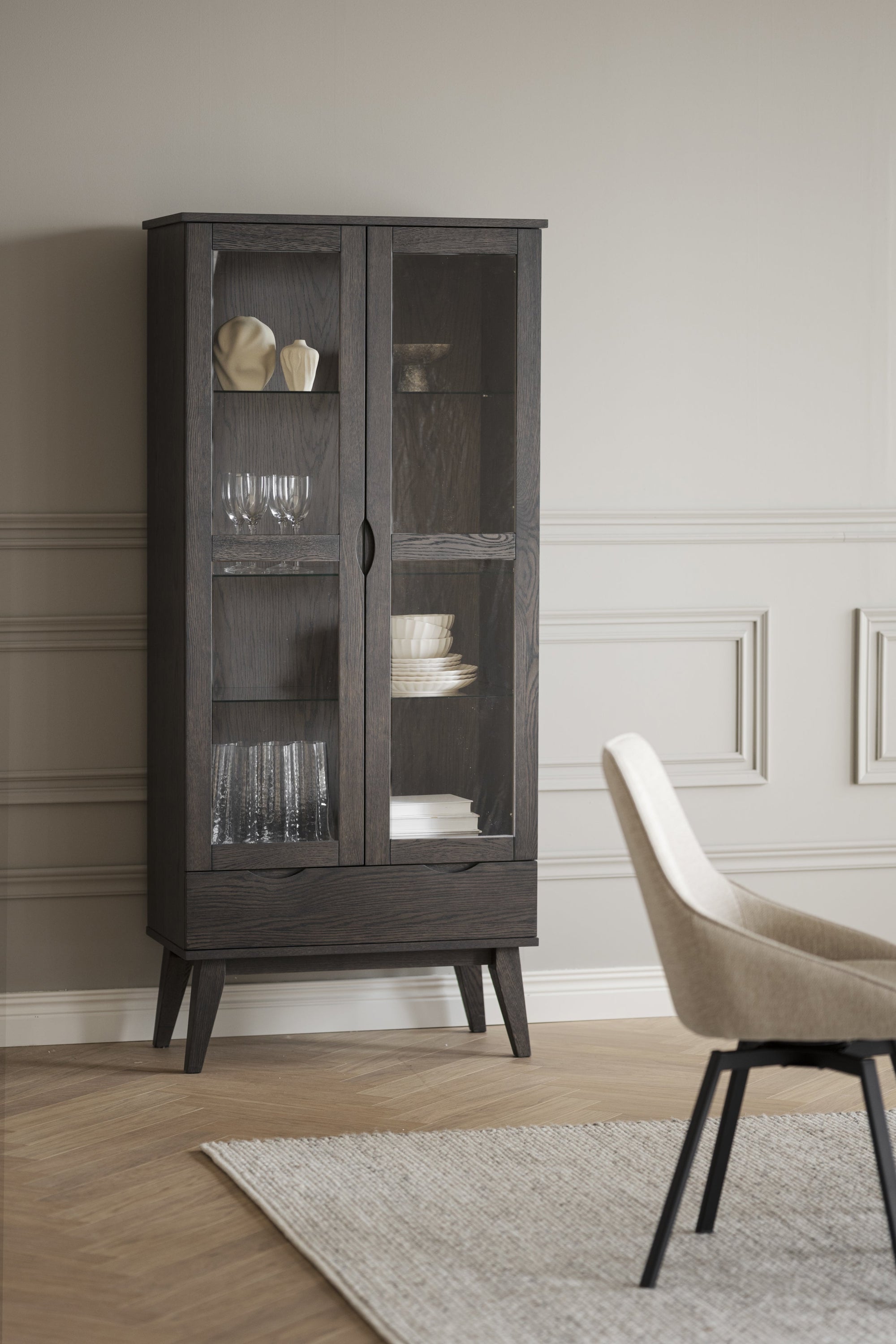 FILIPPA Glass Cabinet with Drawer – Dark Brown Oak – 2