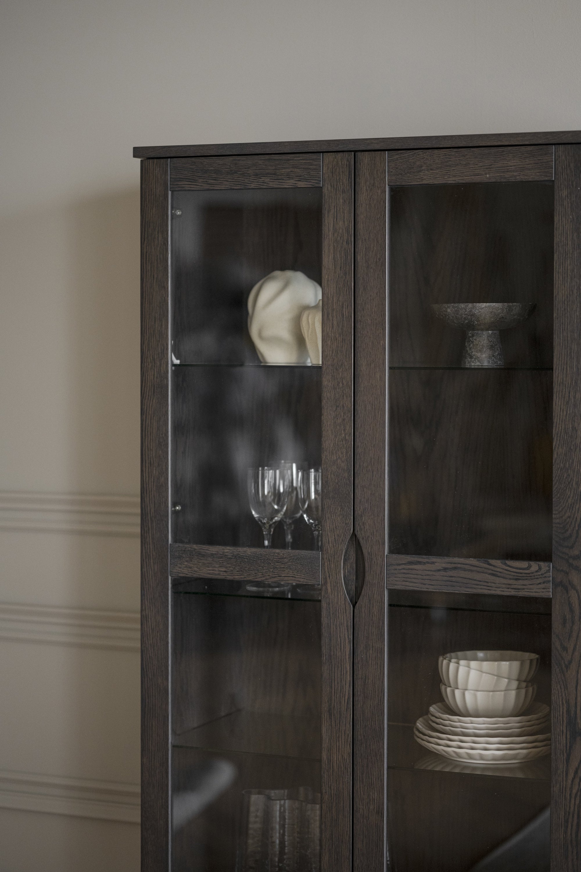 FILIPPA Glass Cabinet with Drawer – Dark Brown Oak – 4