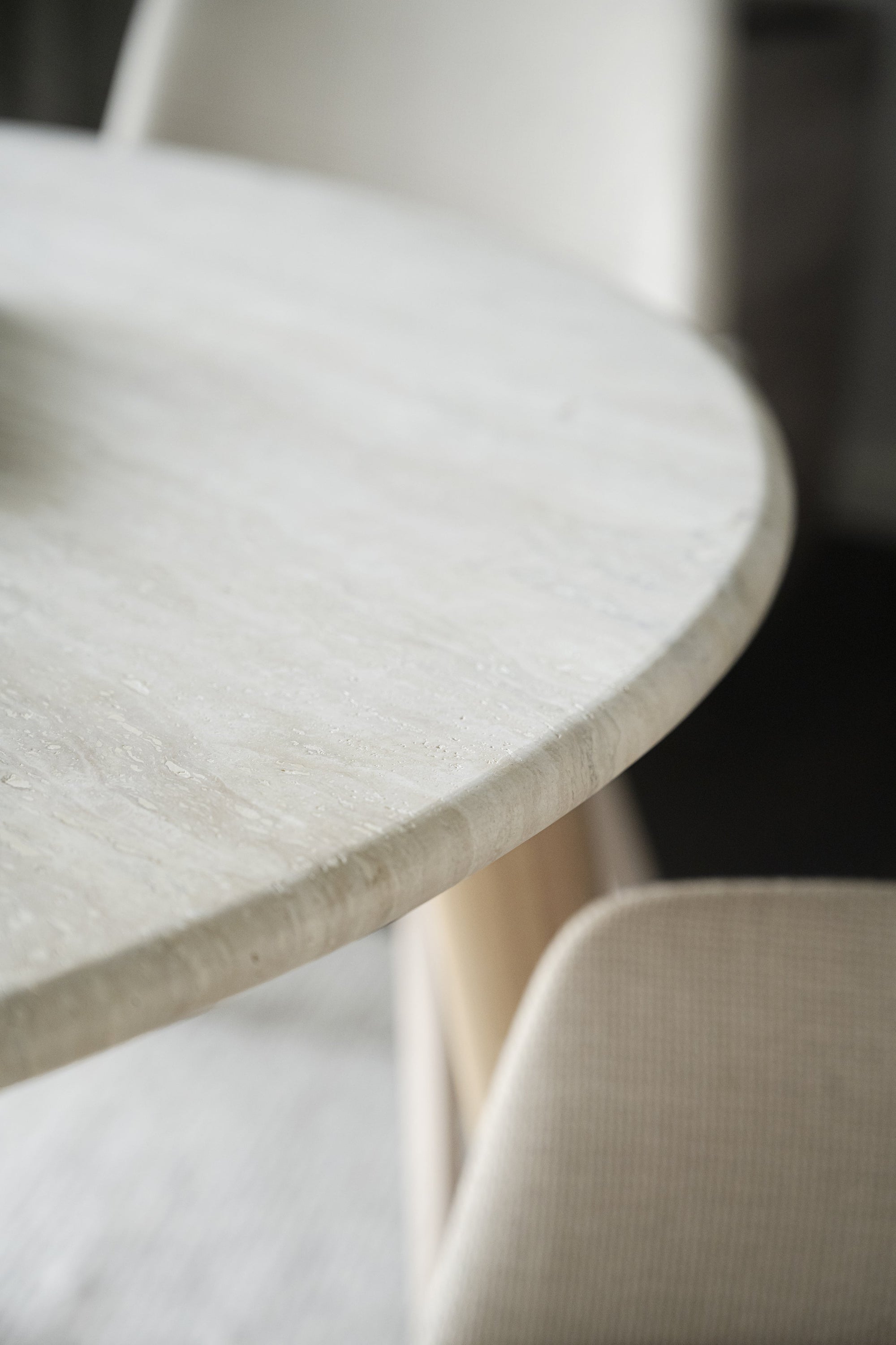 TARANSAY Round Table, Beige Travertine Top, Whitewash Legs Ø 125 CM – Default Title – 3