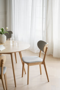 KATO Set of 2 Oak Chairs – lacquered oak/light grey fabric – 2