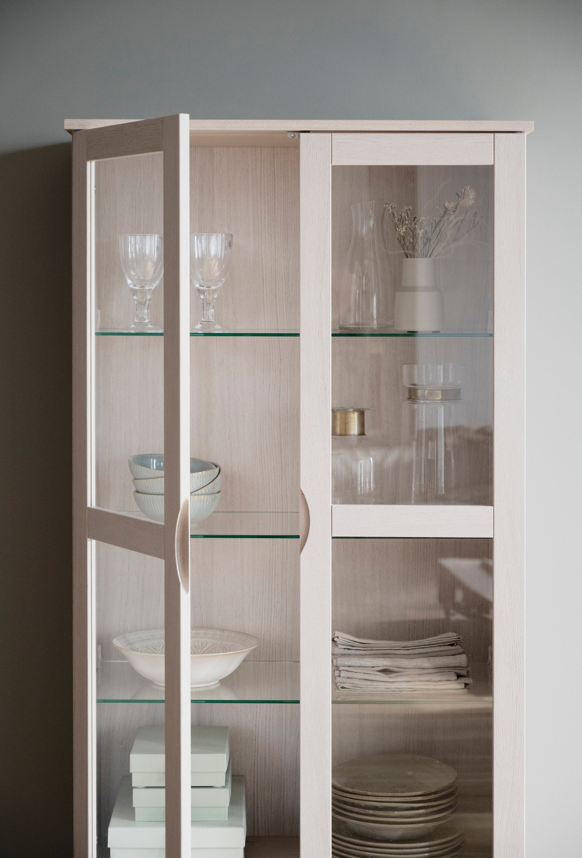FILIPPA Glass Cabinet with Drawer – Whitewashed Oak – 6