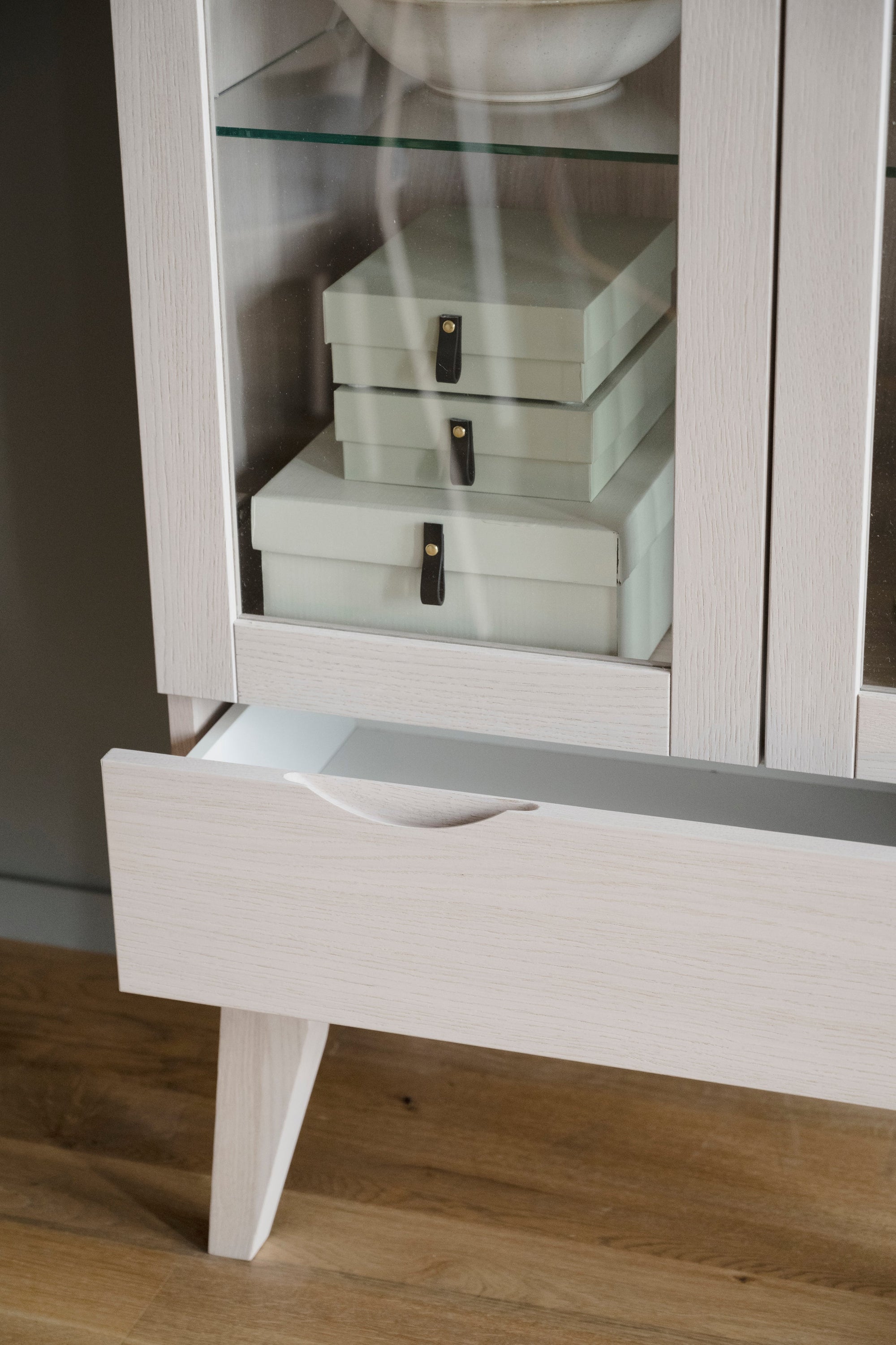 FILIPPA Glass Cabinet with Drawer – Whitewashed Oak – 9