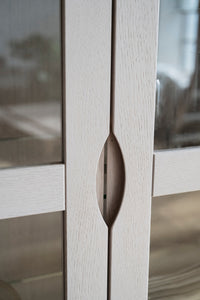 FILIPPA Glass Cabinet with Drawer – Whitewashed Oak – 8