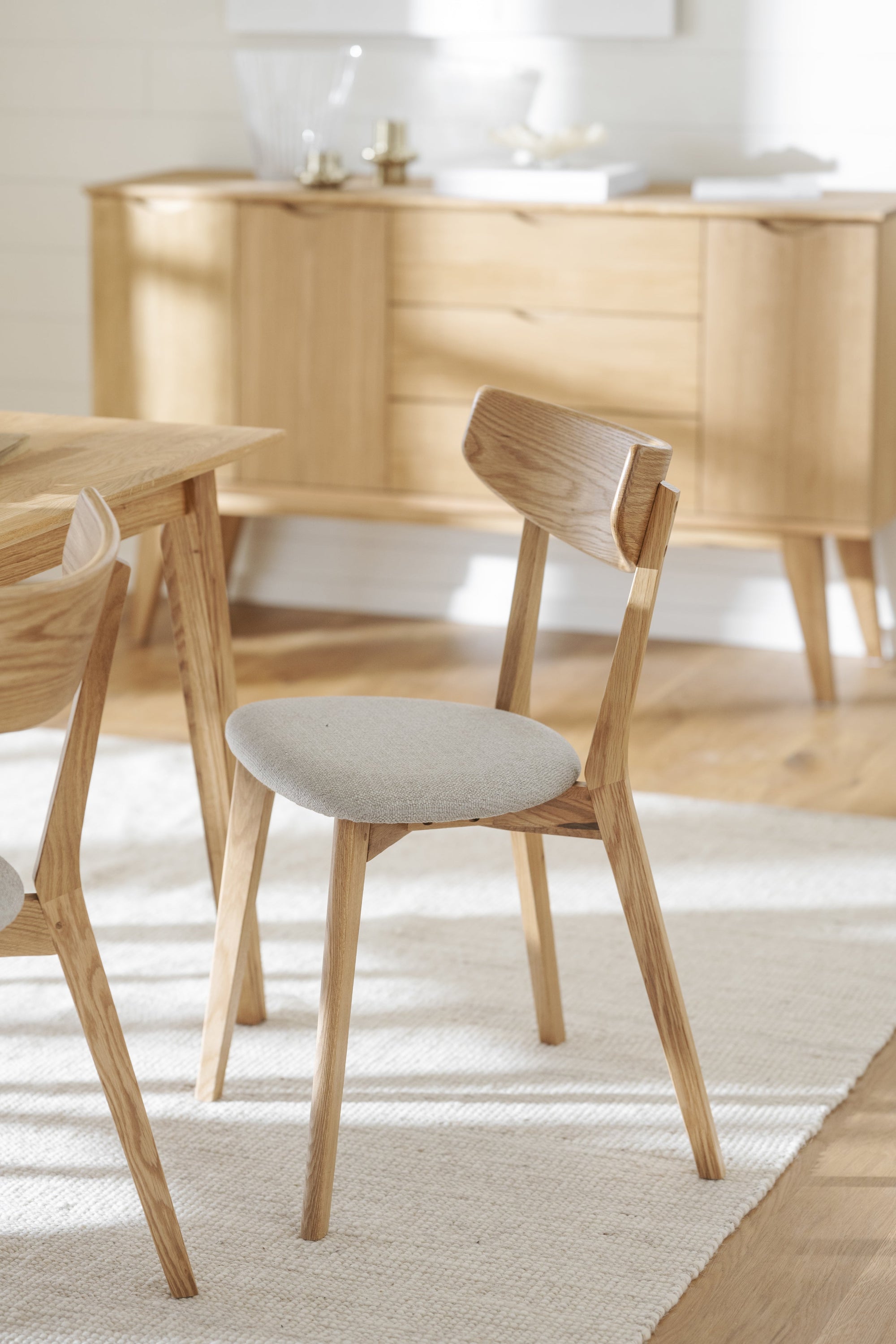 AMI Set of 2 Chairs – lacquered oak/grey-beige seat – 2