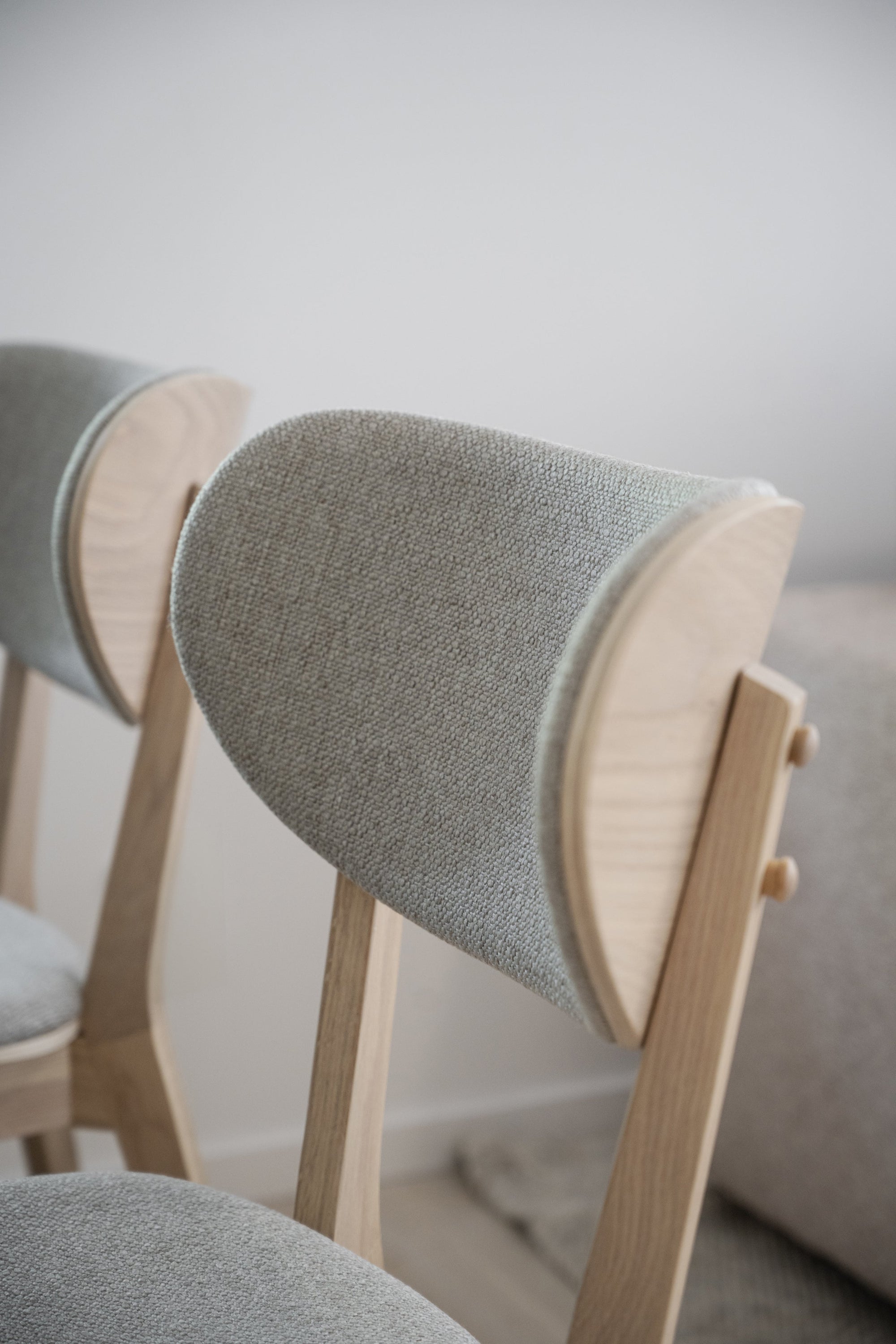 KATO Set of 2 Whitewashed Chairs – whitewash oak/light grey fabric – 3