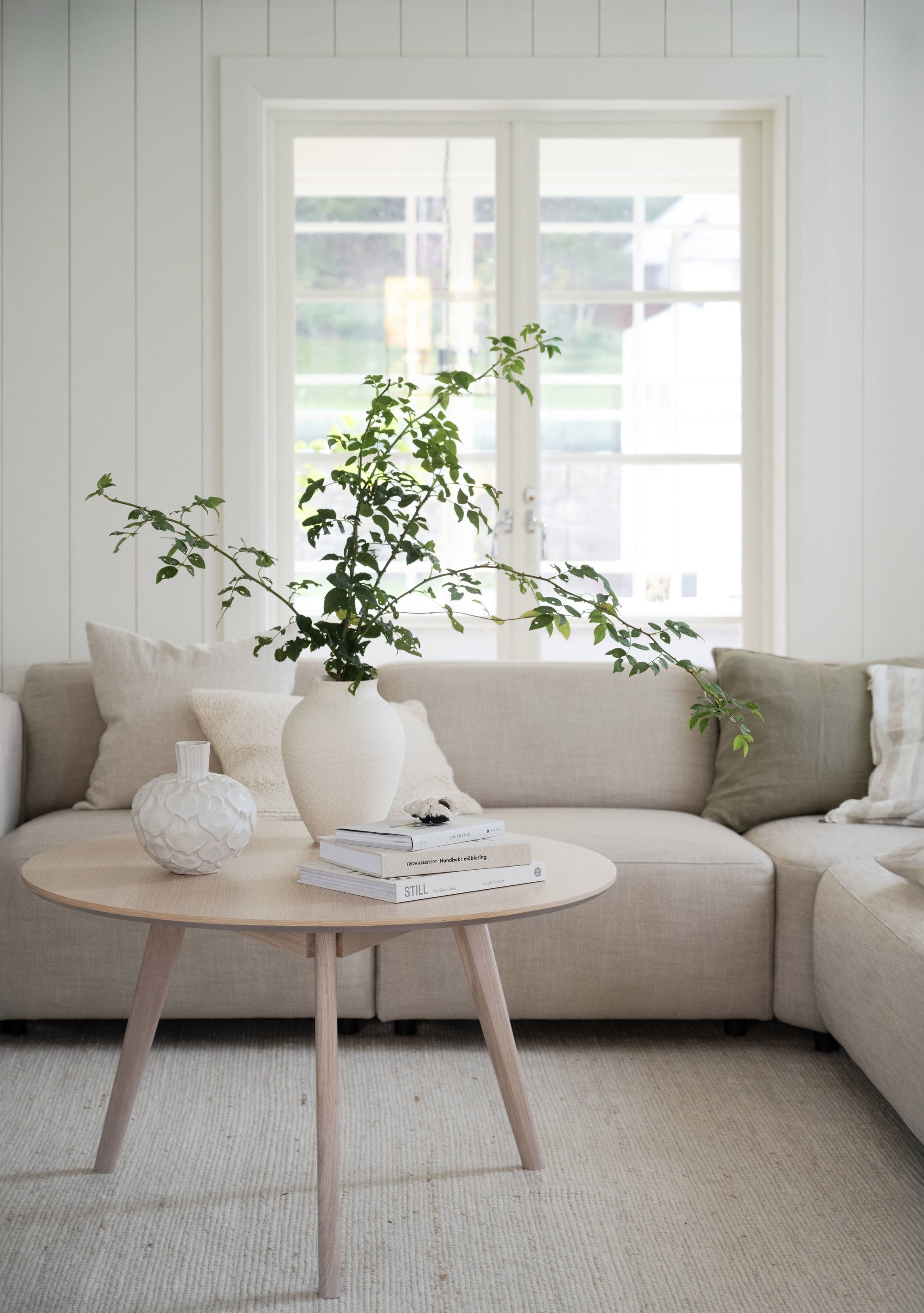 YUMI Coffee Table – Round / Lacquered veneered whitewash oak – 2