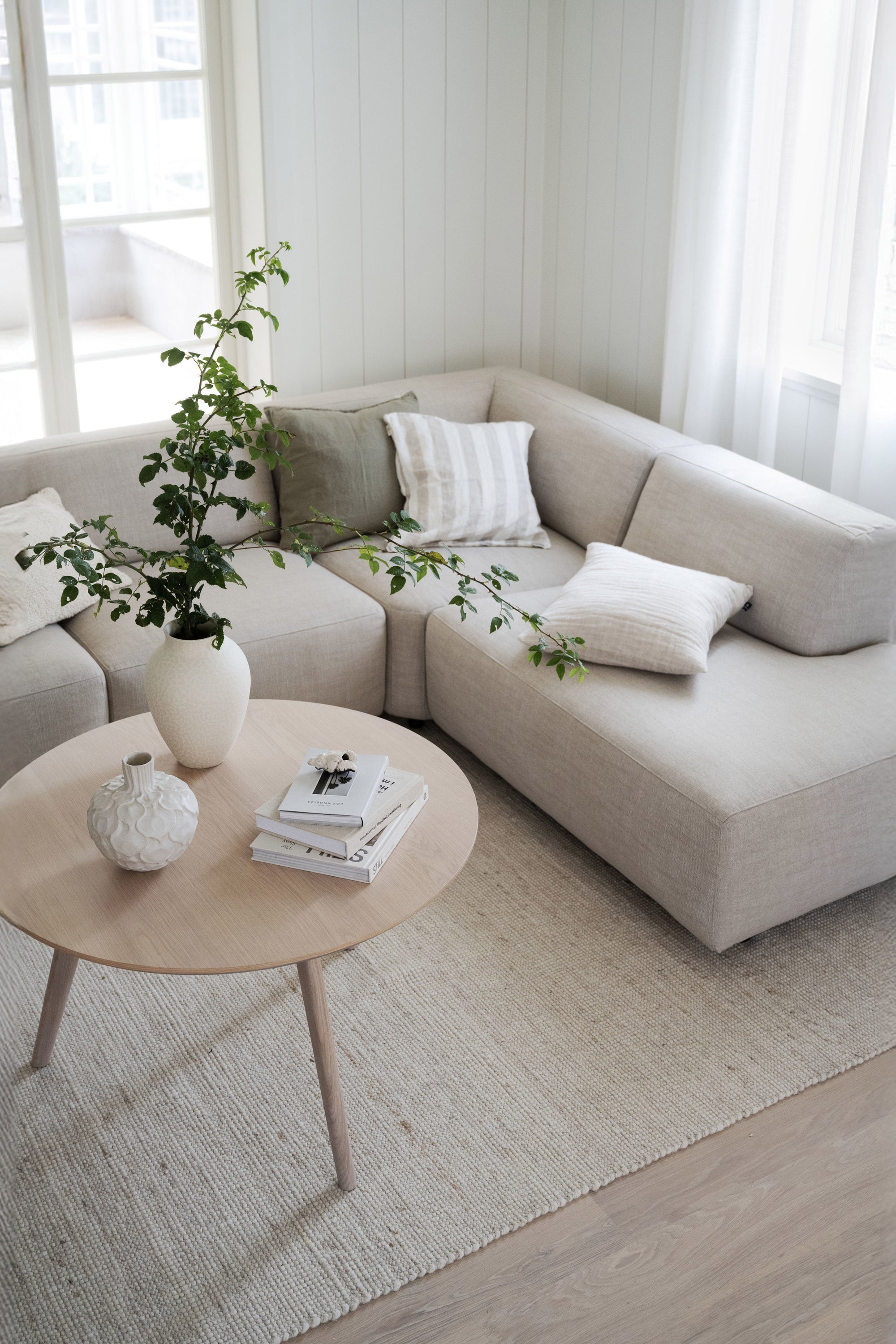 YUMI Coffee Table – Round / Lacquered veneered whitewash oak – 5