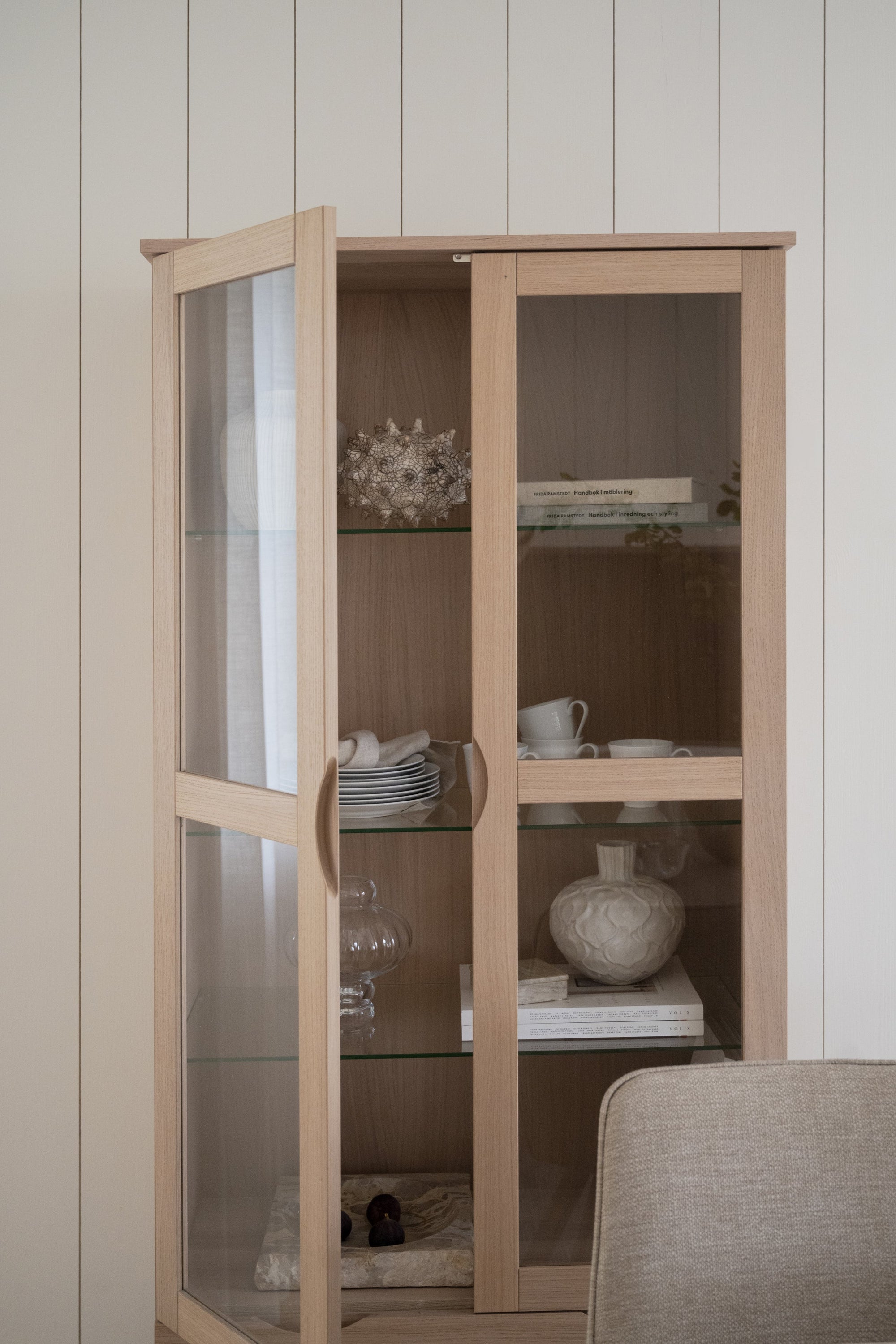 FILIPPA Glass Cabinet with Drawer – Whitewashed Oak – 4