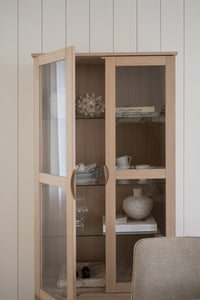 FILIPPA Glass Cabinet with Drawer – Whitewashed Oak – 4