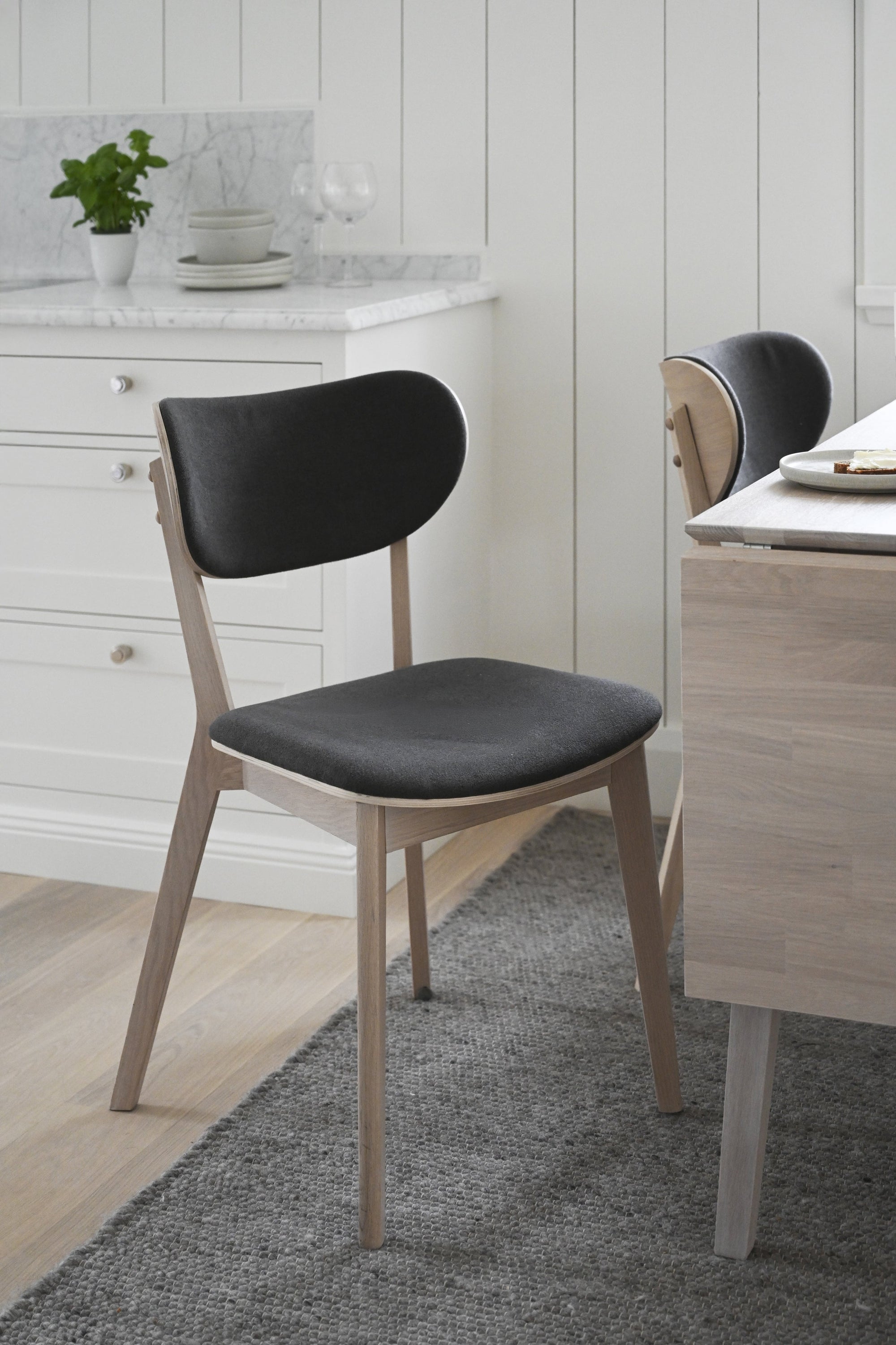 KATO Set of 2 Whitewashed Chairs – whitewashed oak/ dark grey fabric – 2