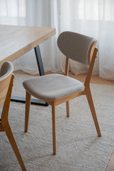 KATO Set of 2 Oak Chairs – lacquered oak/grey beige fabric – 2