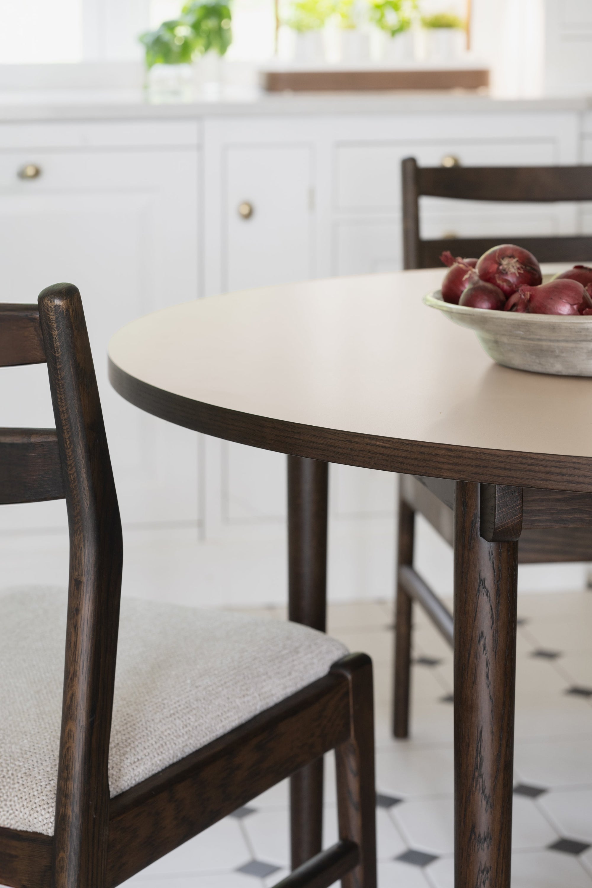 Fairmount Round Dining Table Ø120 cm – Beige / Brown Oak – 4