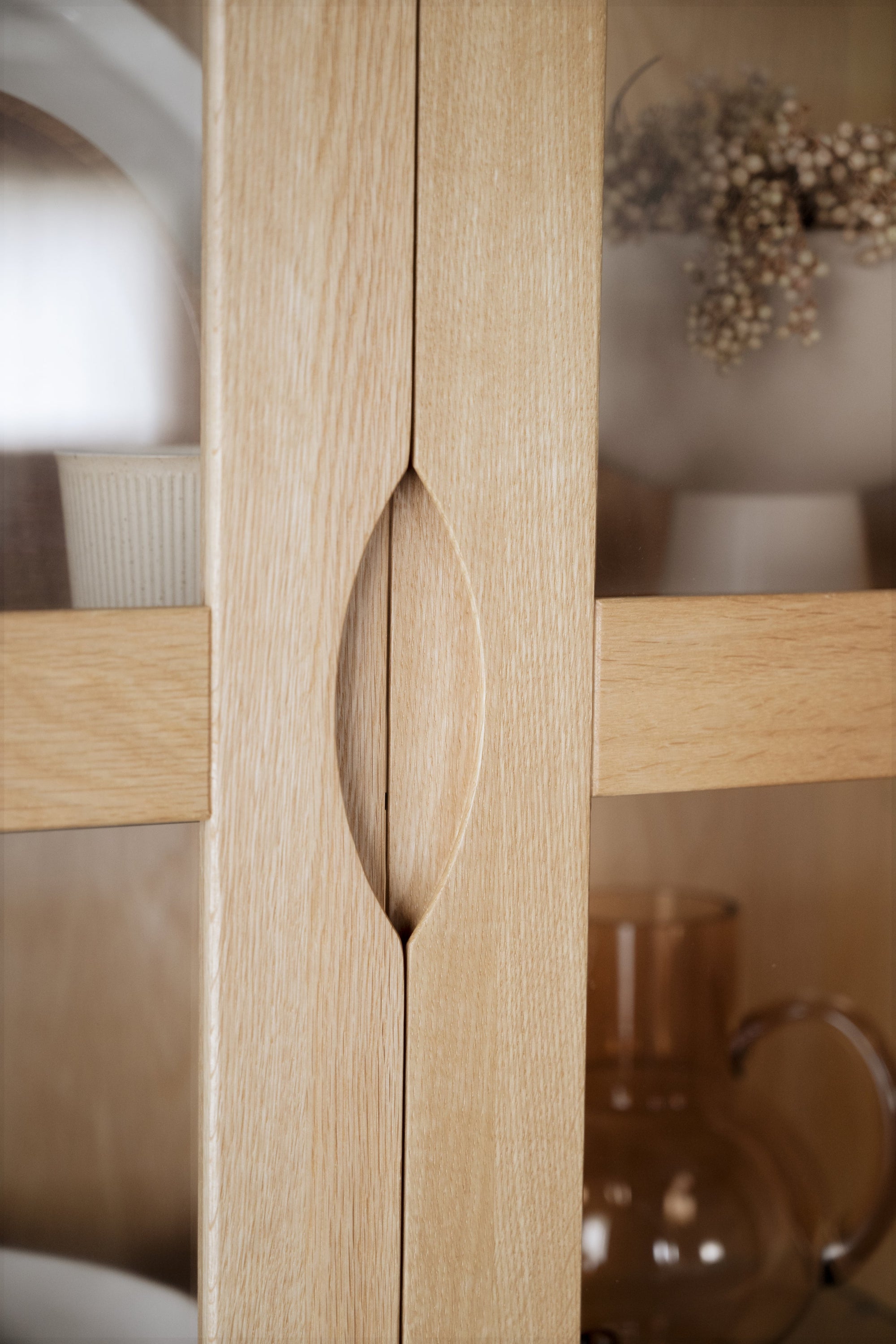 FILIPPA Glass Cabinet with Drawer – Oak – 4