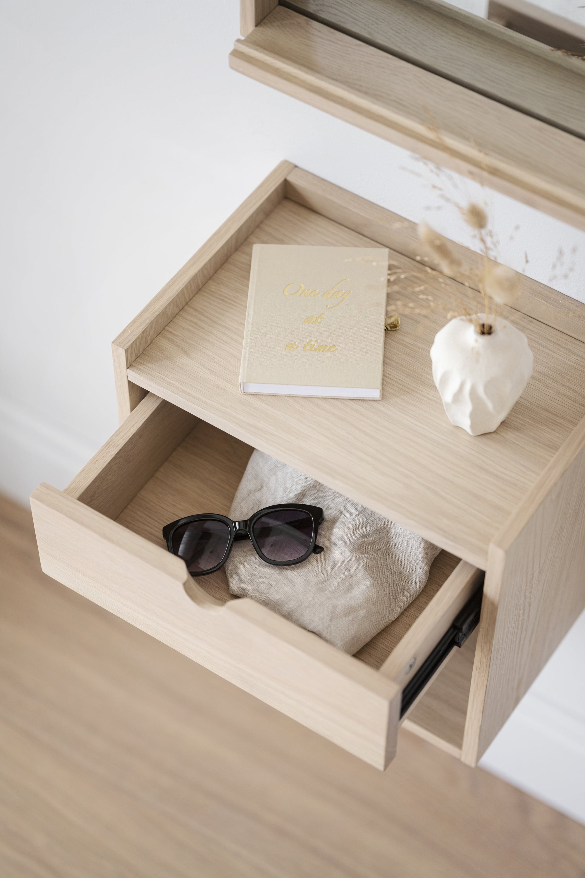 Hillmond Wall-Mounted Bedside Table – Whitewash Oak – 3