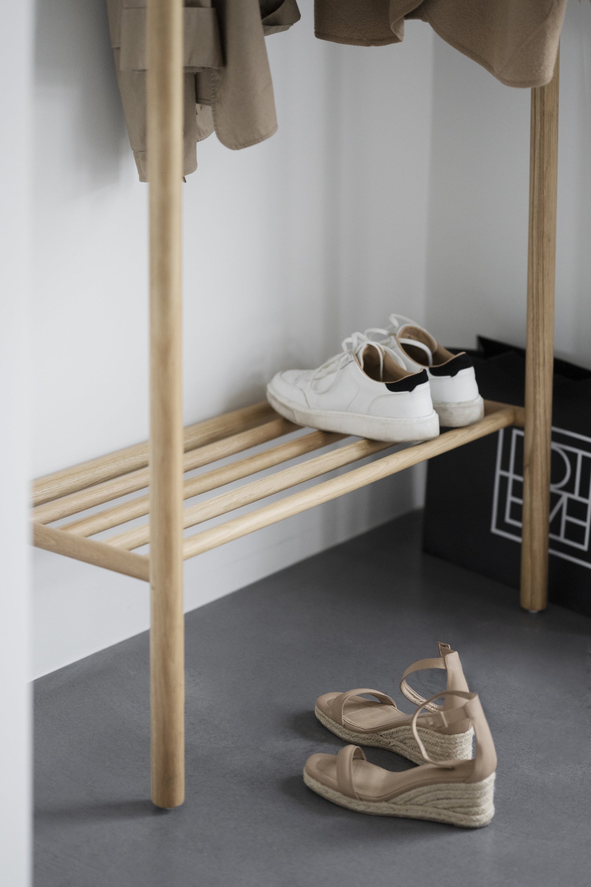 MILFORD Clothes Hanger – Oak – 4