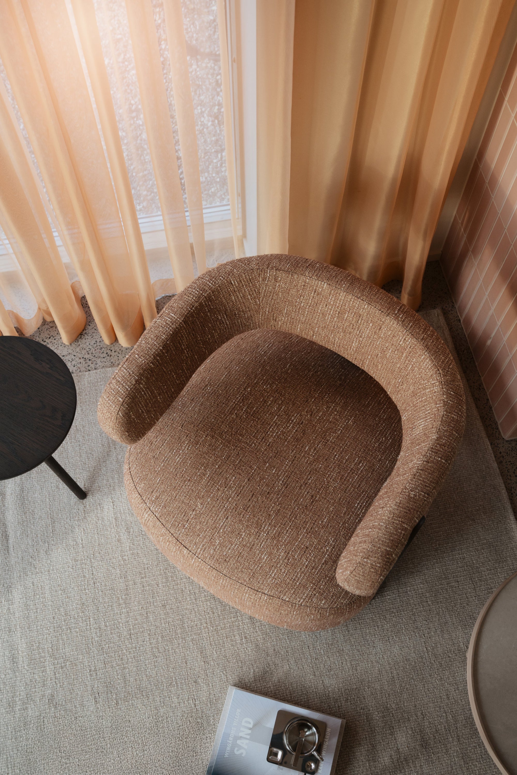Jenison Lounge Chair – Amber / Brown Oak – 3