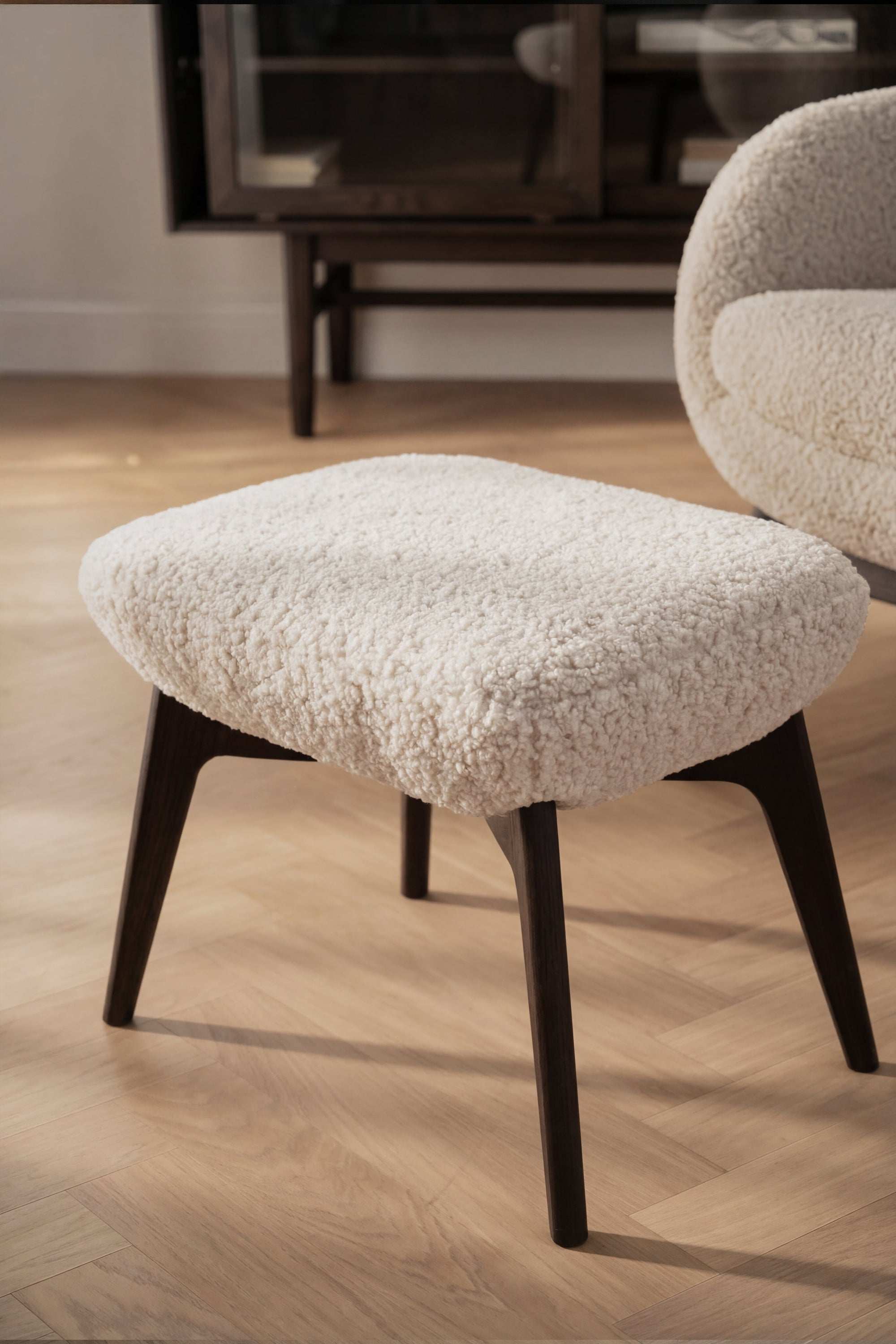 Dunbrody Lounge Chair with Footstool – Light Beige Faux Sheepskin / Brown Oak – 3