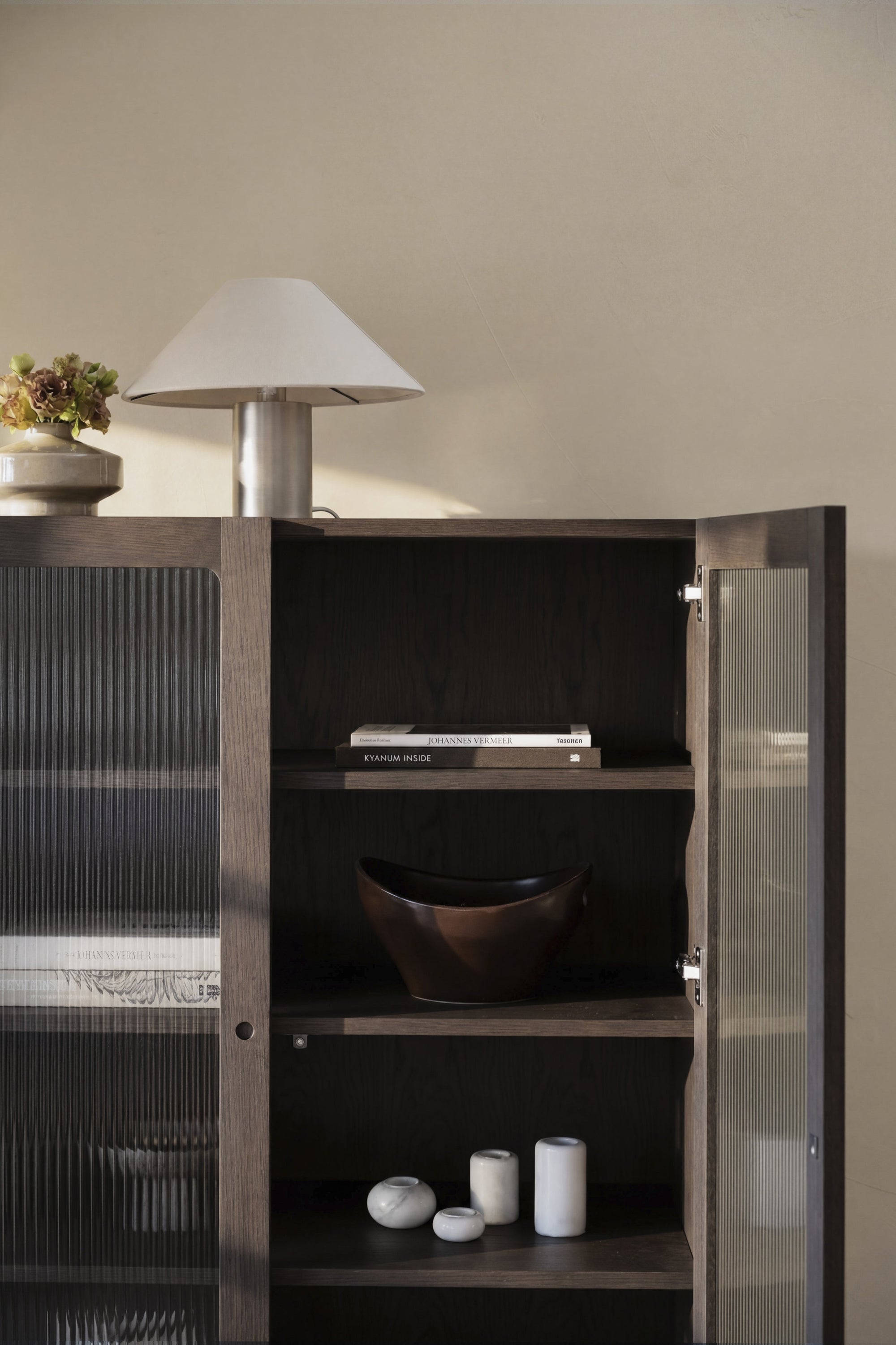 Meadowbrook Display Cabinet 95 x 160 cm – Brown Oak – 3