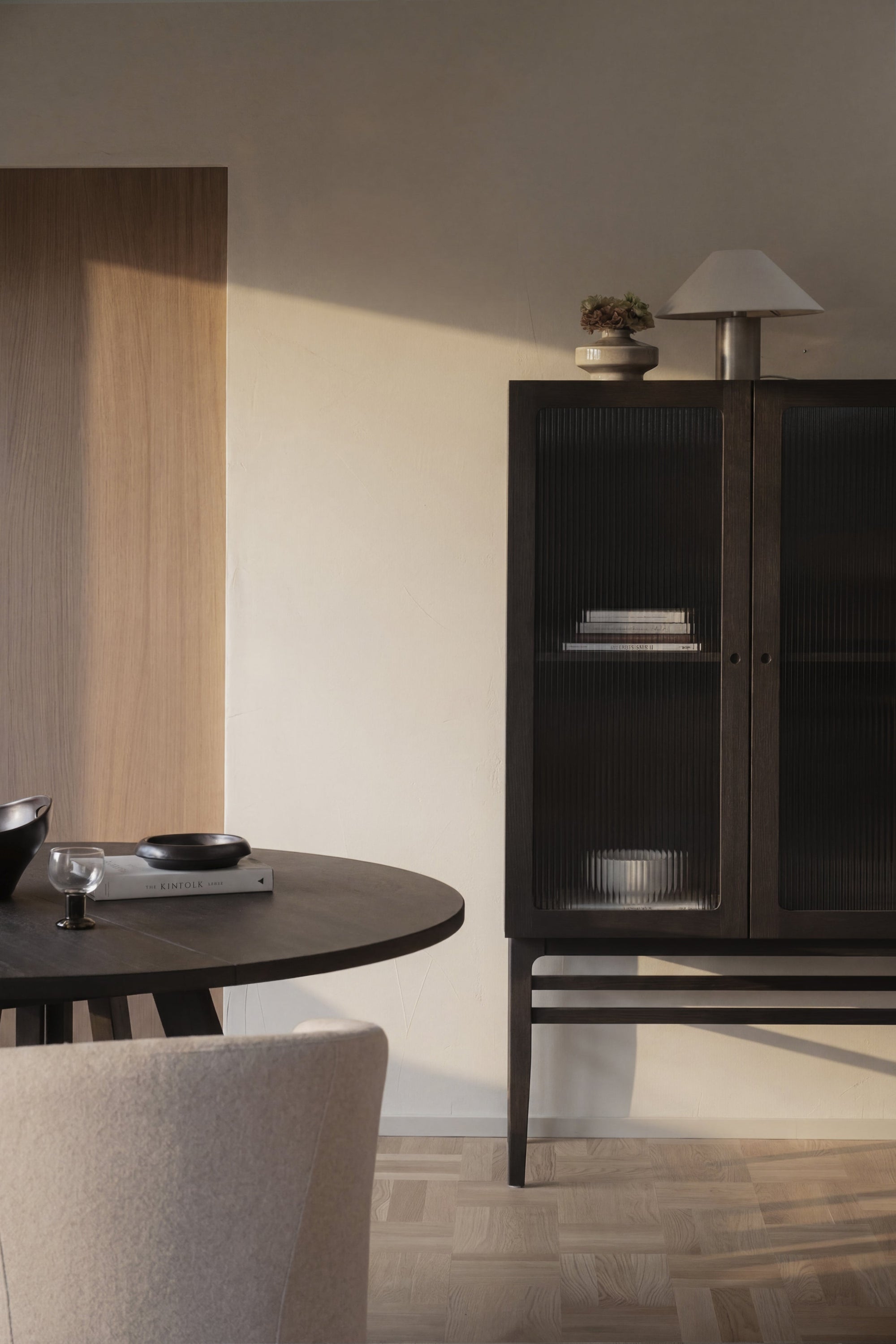 Meadowbrook Display Cabinet 95 x 160 cm – Brown Oak – 4