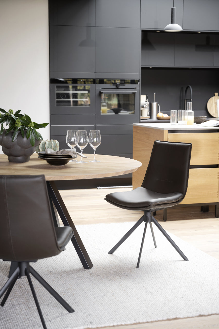 LOWELL Set mit 2 Drehstühlen aus Leder