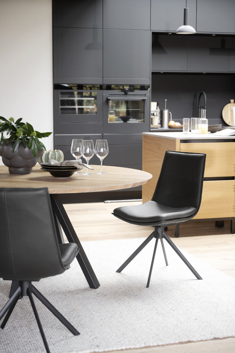 LOWELL Set mit 2 Drehstühlen aus Leder
