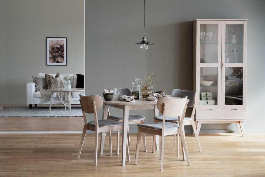 KATO-Set mit 2 weiß getünchten Stühlen