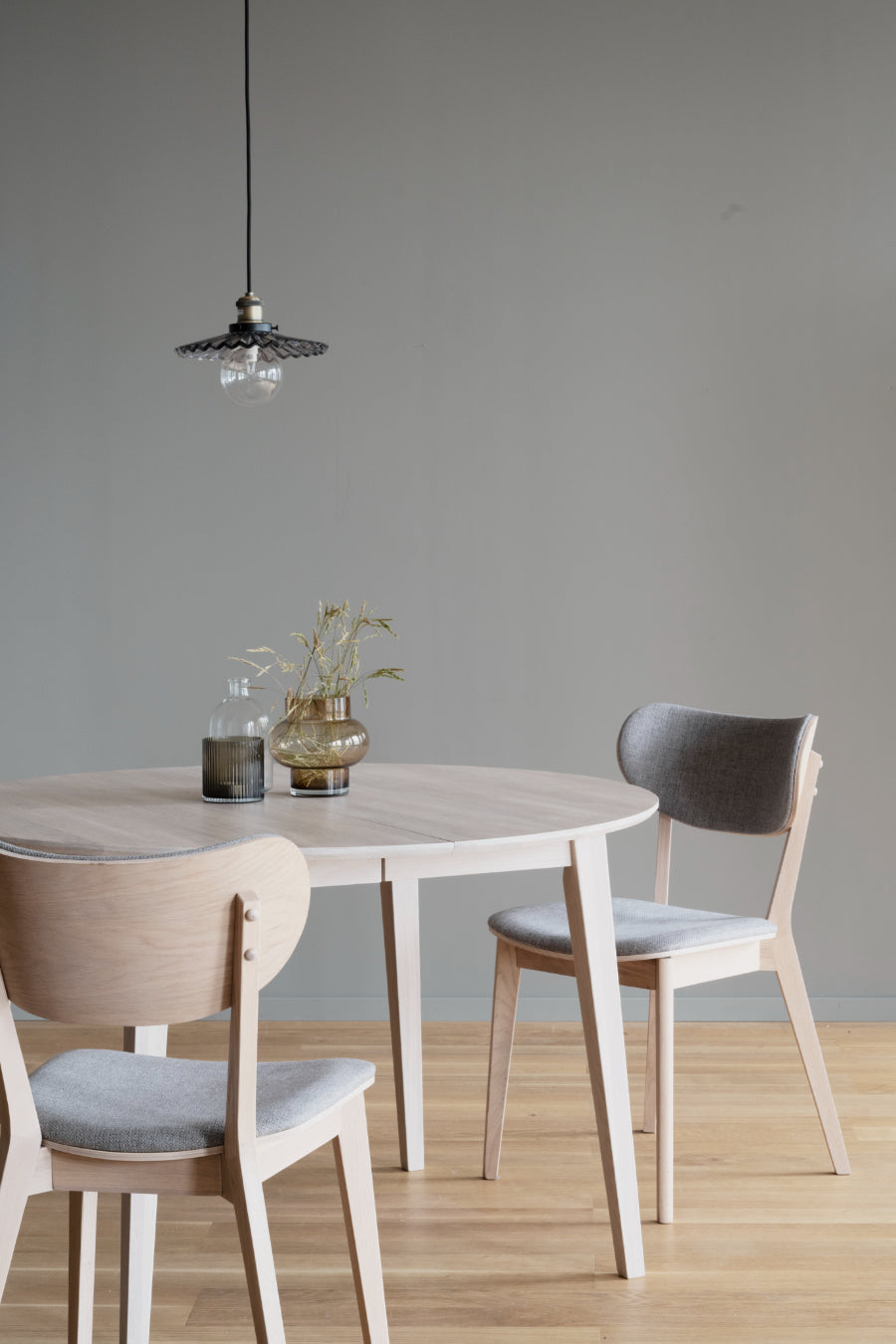 KATO-Set mit 2 weiß getünchten Stühlen