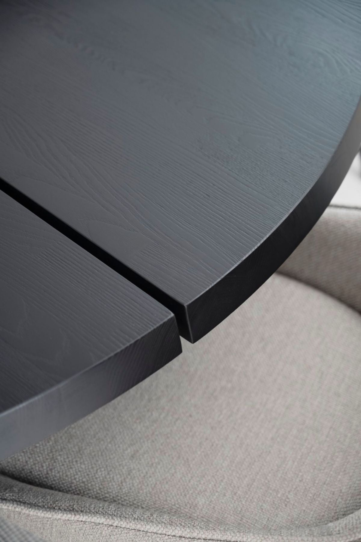 FRED Runder Tisch aus schwarzer Esche, 160 cm