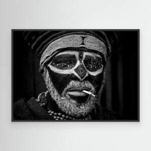 Smoking just before the Mt Hagen sing sing festival. by Joxe Inazio Kuesta Garmendia