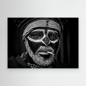 Smoking just before the Mt Hagen sing sing festival. by Joxe Inazio Kuesta Garmendia