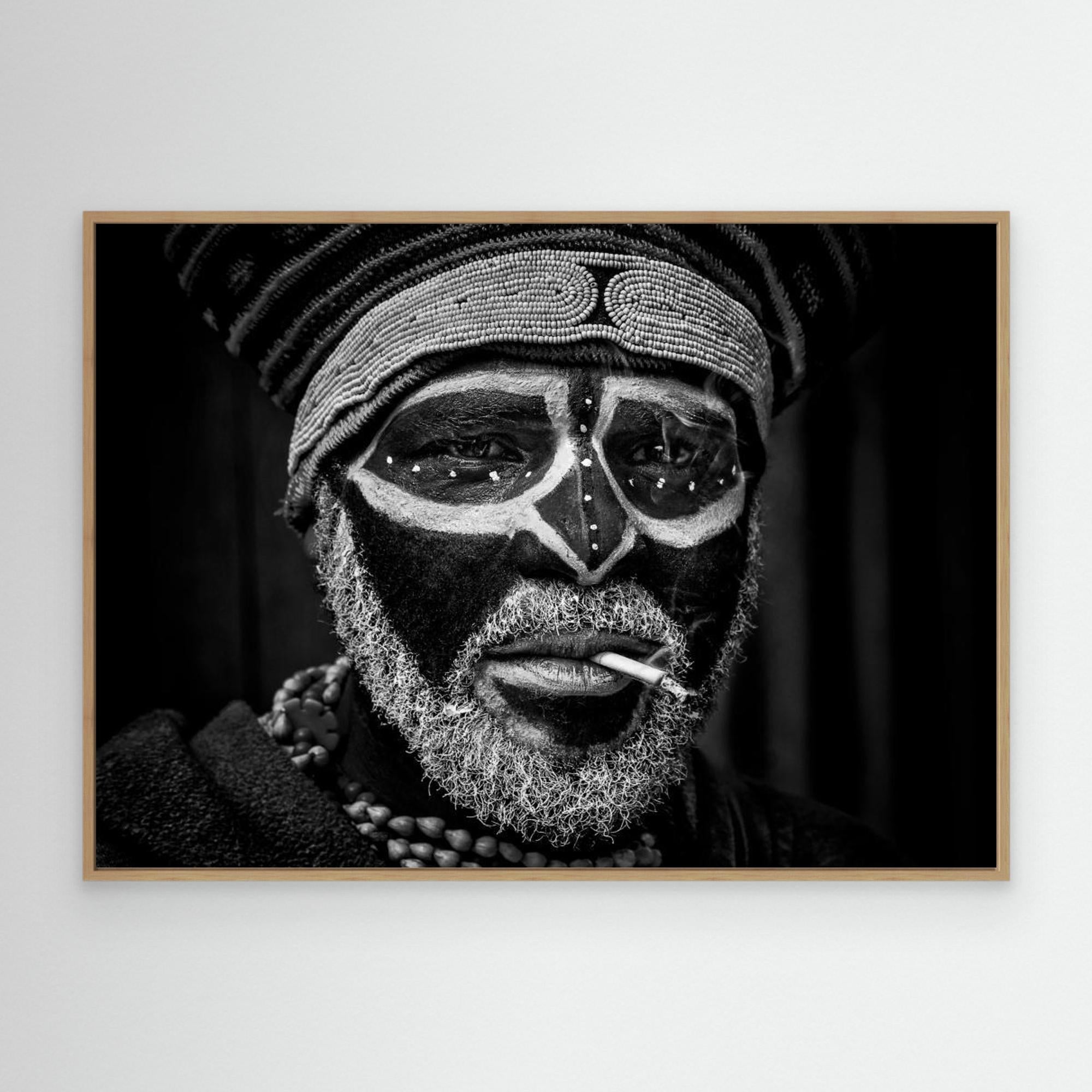 Smoking just before the Mt Hagen sing sing festival. by Joxe Inazio Kuesta Garmendia