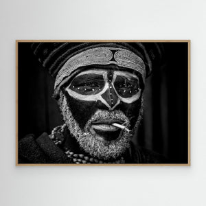 Smoking just before the Mt Hagen sing sing festival. by Joxe Inazio Kuesta Garmendia
