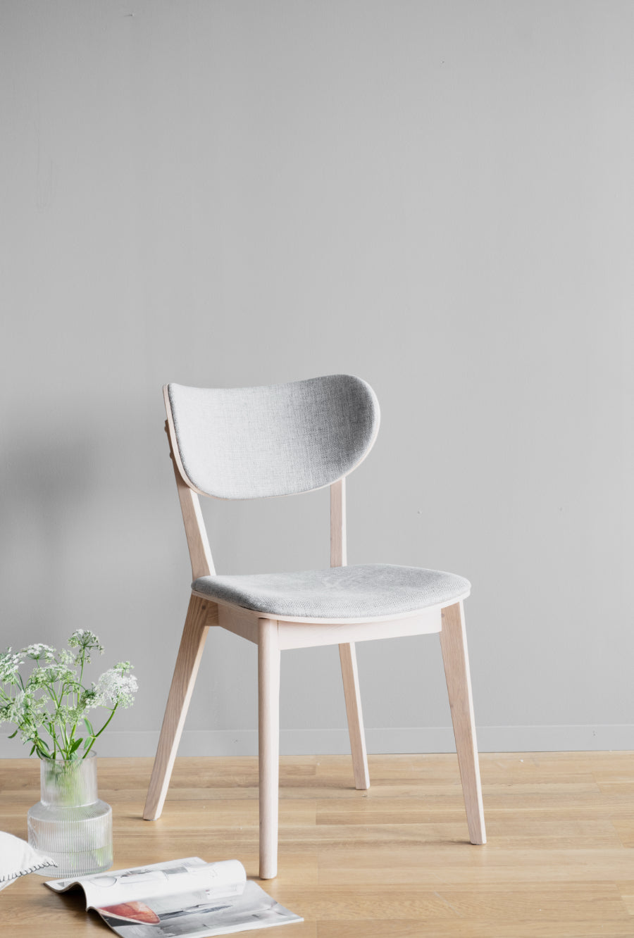 KATO-Set mit 2 weiß getünchten Stühlen