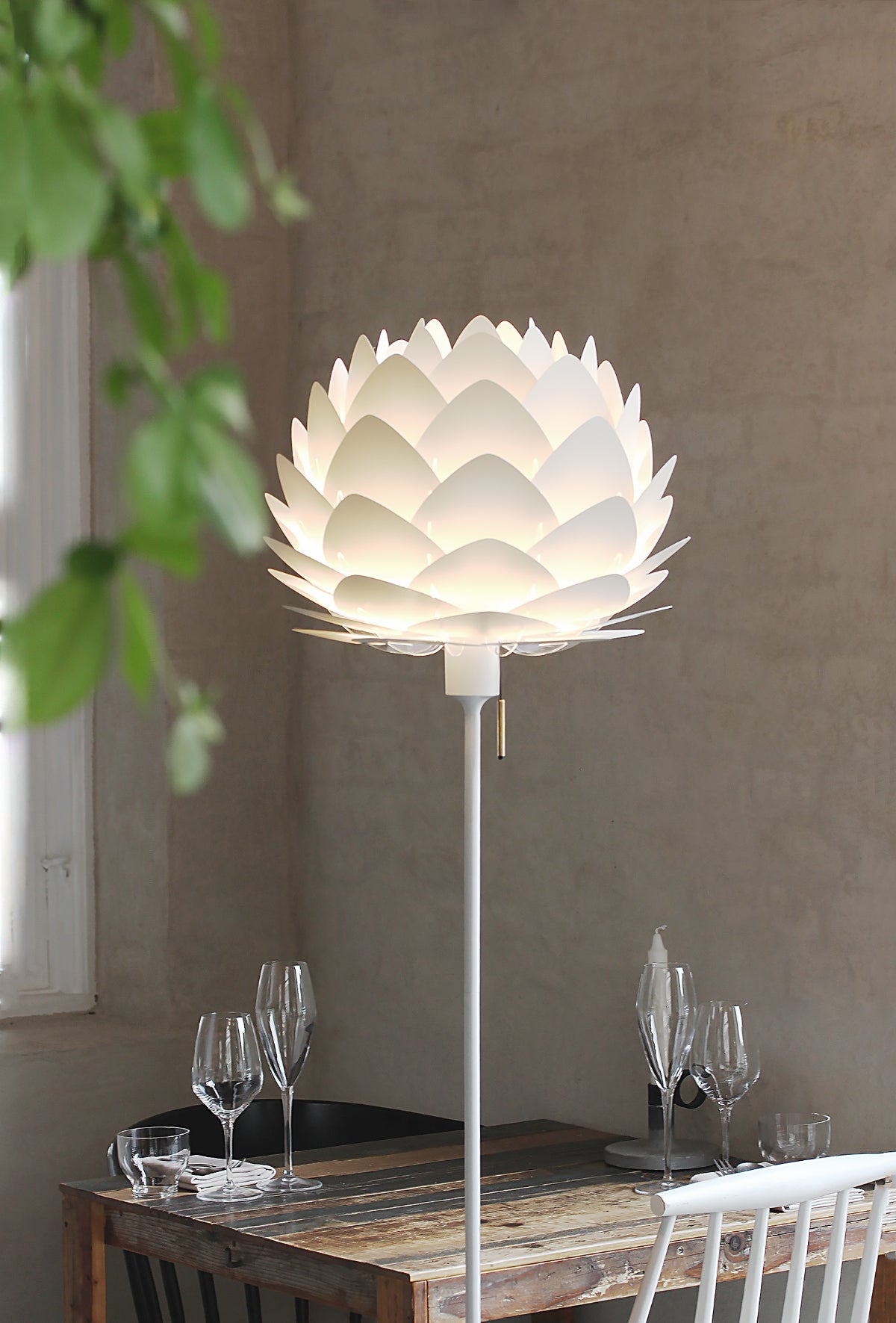 ALUVIA Perlweiße Stehlampe