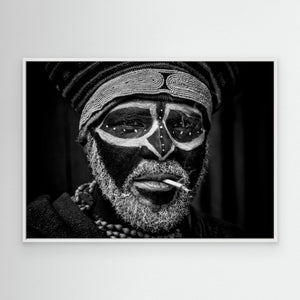 Smoking just before the Mt Hagen sing sing festival. by Joxe Inazio Kuesta Garmendia