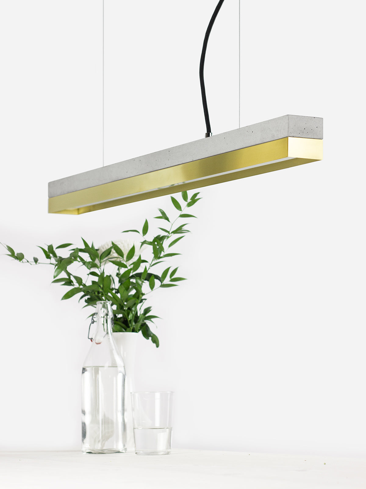 [C2] Kleine LED-Anhänger aus Beton und Messing, 92 cm