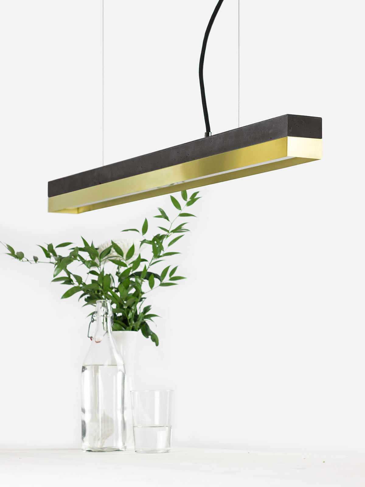 [C2] Kleine LED-Anhänger aus Beton und Messing, 92 cm