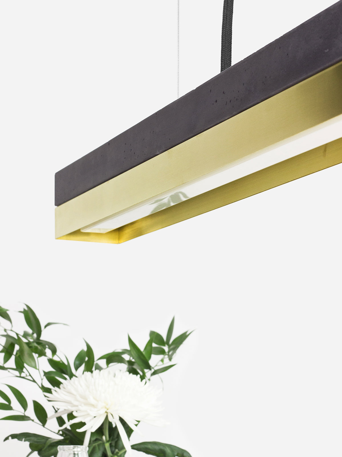 [C2] Kleine LED-Anhänger aus Beton und Messing, 92 cm